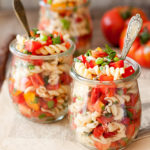 salatka z makaronu pomidorow i papryki